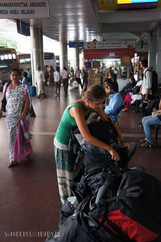 Frau an Busstation in Indien