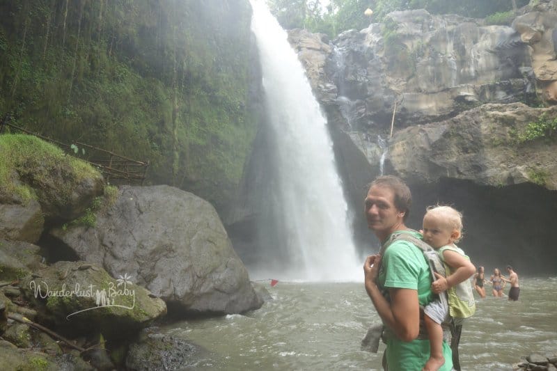 Mann mit Kind am Wasserfall